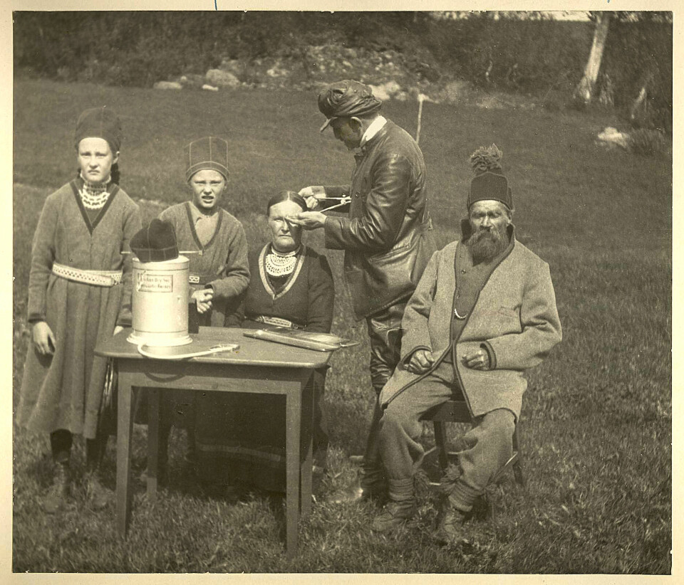 MÅLER SKALLER: Jon Alfred Mjøen måler hodene til samene Paula Paulsen Fjellheim, Lisa Løkken, Sara Paulsen og Morten Mortensen. Bildet er tatt på et møte i Finnemisjonen i 1922 ved Røros under Mjøens «ekspedisjon til Samerne».