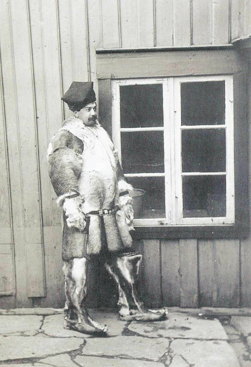 FORKLEDD PRINS: Den franske prins Roland Bonaparte − grandnevø av keiser Napoleon, ble nektet en militær karriere i hjemlandet, og ble inspirert av samenes liv og utstyr. Her i sameklær fra ekspedisjonen til Finnmark i 1884.