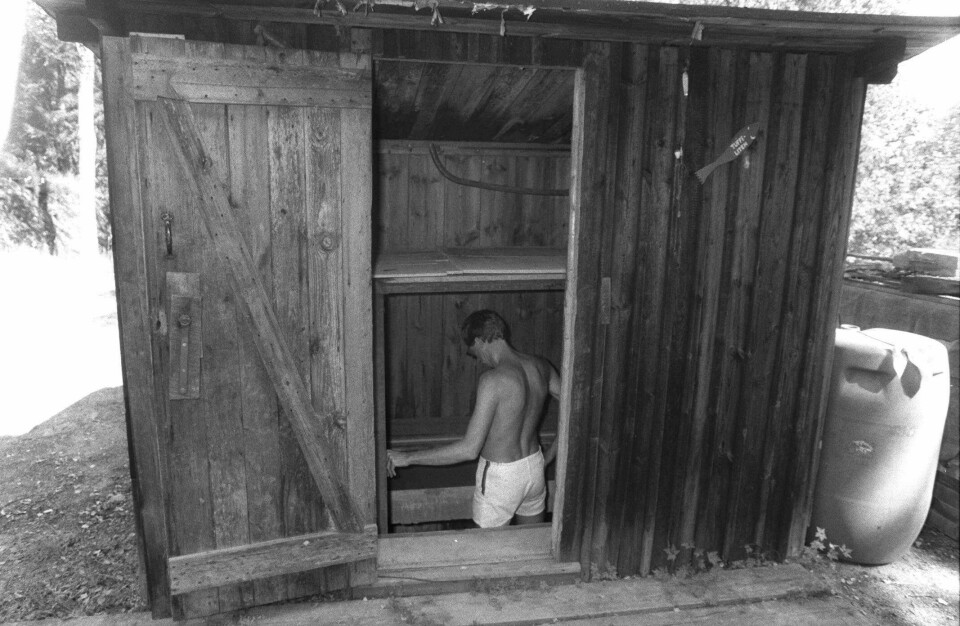 HEIS I UTHUSET: Tingström viser politiet hvordan han opererer heisen ned til bombeverkstedet.