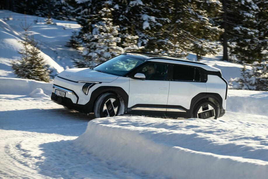 GODT OG BLANDET: Kia EV3 plasserer seg fint rommet mellom en klassisk kompaktbil og en familie-SUV.