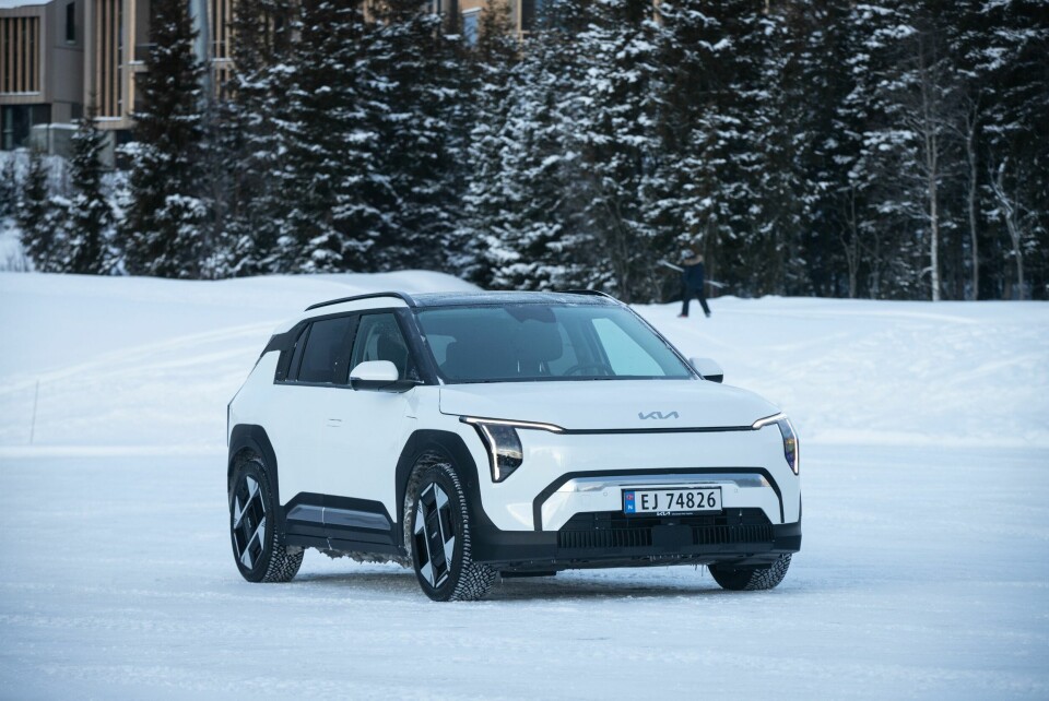 NYTT FAMILIEDESIGN: Kia har lagt om på linjene i sine nye EV-modeller. Her er det klare likhetstrekk til den store EV9.