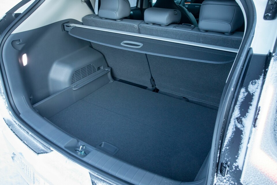LETTLASTET: 460 liter er ikke helt som i en fullverdig familiebil, men moderate utspring gjør det lett å få bagasjen på plass.