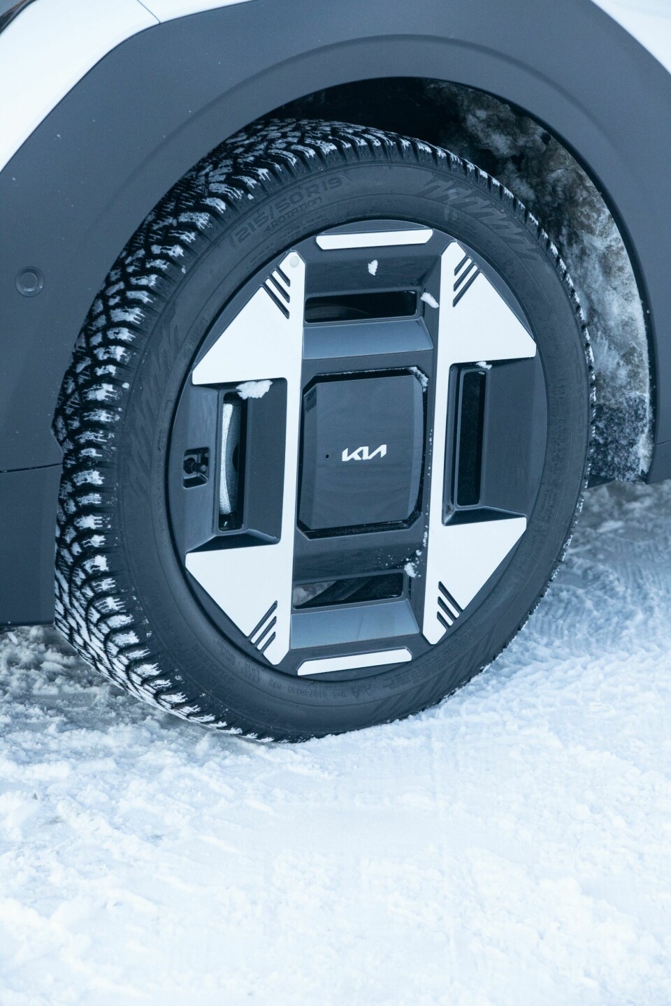 KARAKTER: Særegen felgdesign glir naturlig inn et kantet utseende. 19-tommers hjul koster noen mil rekkevidde.