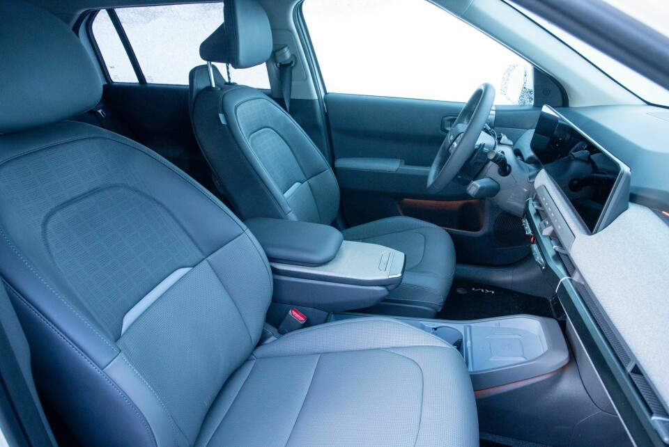 SITTEKOMFORT: Setene ser relativt flate og konturløse ut, men holder mål på langtur.