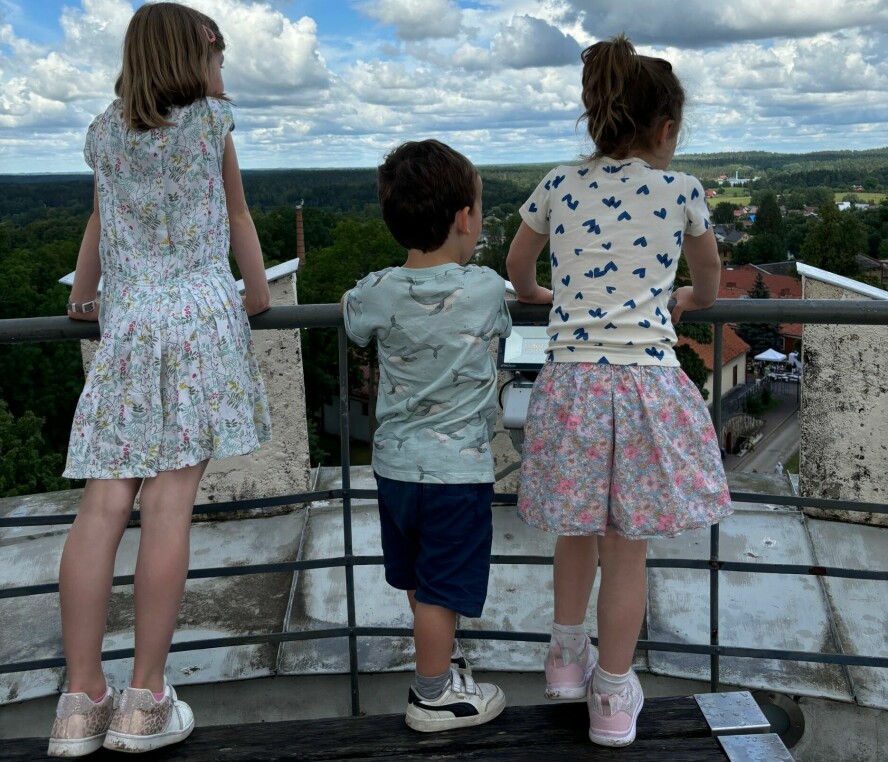 TRE UNDER SYV: Bilde av barna på tur.