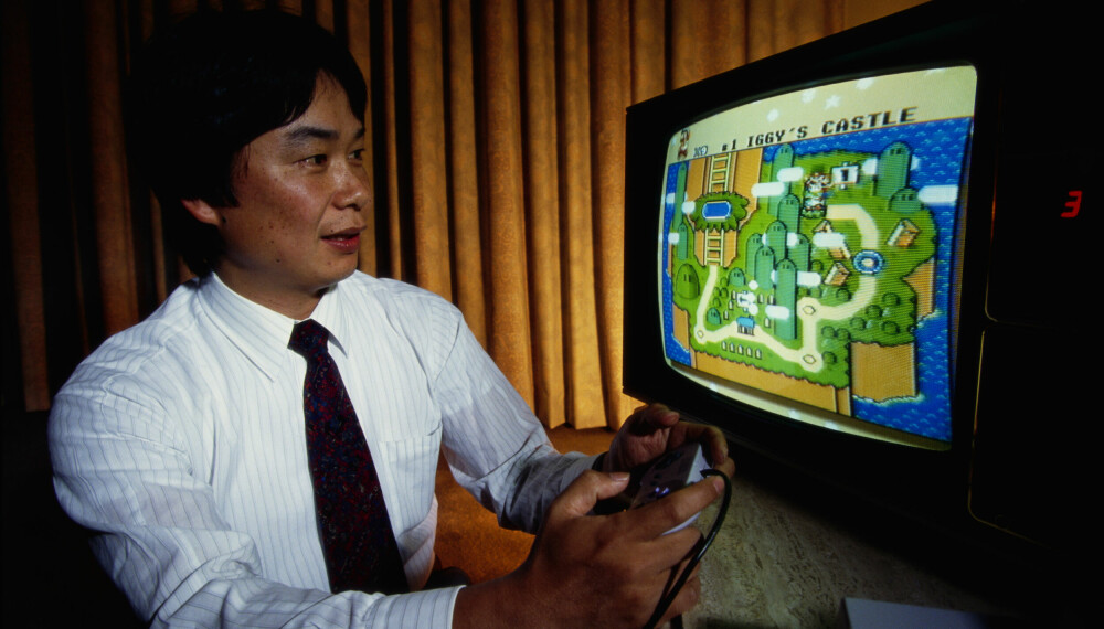 Spiller selv: Shigeru Miyamoto, en av innovatørene bak «Super Mario»-spillene, spiller «Super Mario World». Bildet er fra 1992