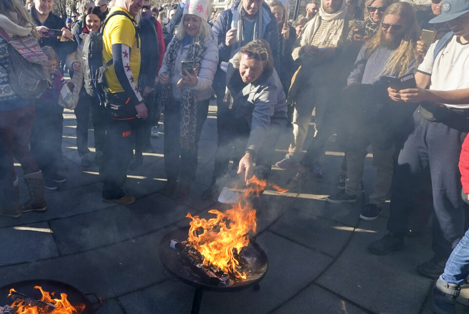KONTROVERSIELT: Det stormet da Svein Østvik brant munnbindet sitt foran Stortinget under korona-pandemien.