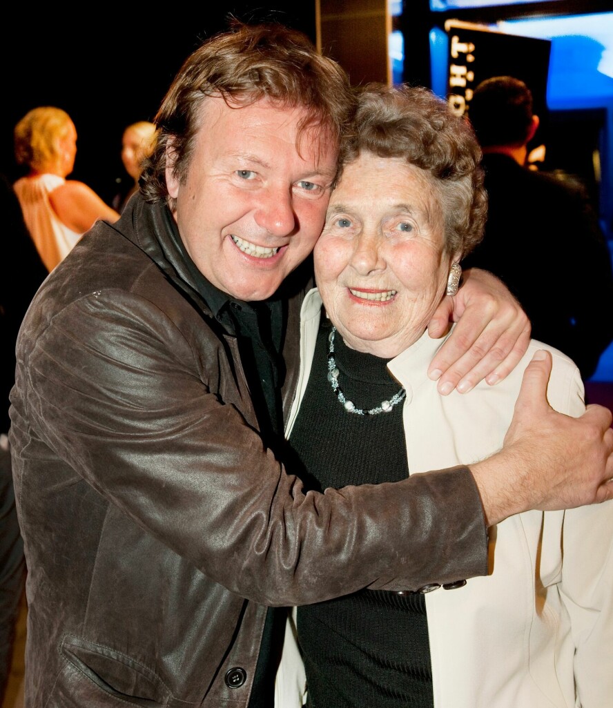 STORT SAVN: Svein er svært familiekjær. Her er han sammen med sin kjære mor, Lilly, som gikk bort i 2019.