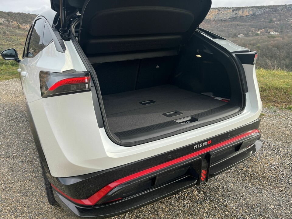 INSPIRERT AV FORMEL 1: Bagasjerommet tar 415 liter. Legg merke til tåkelyset midt i hekkspoileren.