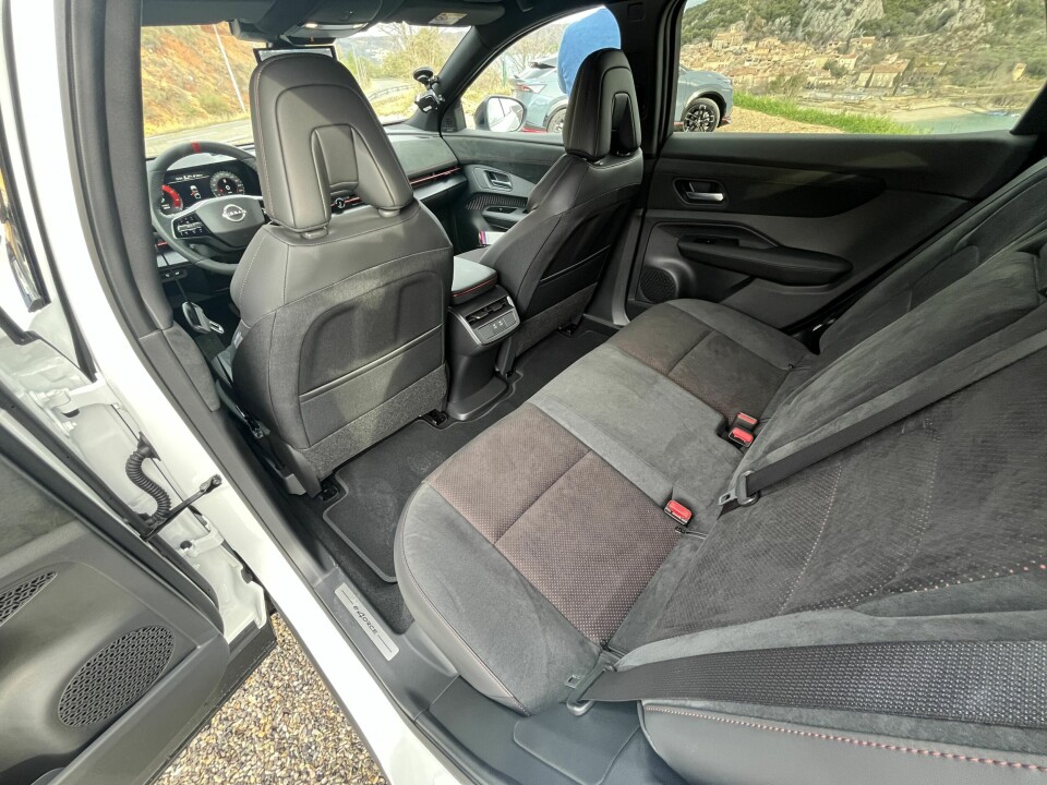 BAKSETE-BEKVEMT: Det er fin sittekomfort i baksetet, og særlig beinplassen imponerer med rom for lange personer både foran og bak.