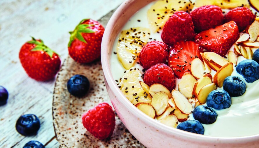 FROKOST: Kesam-bowl med bær og mandeltopping