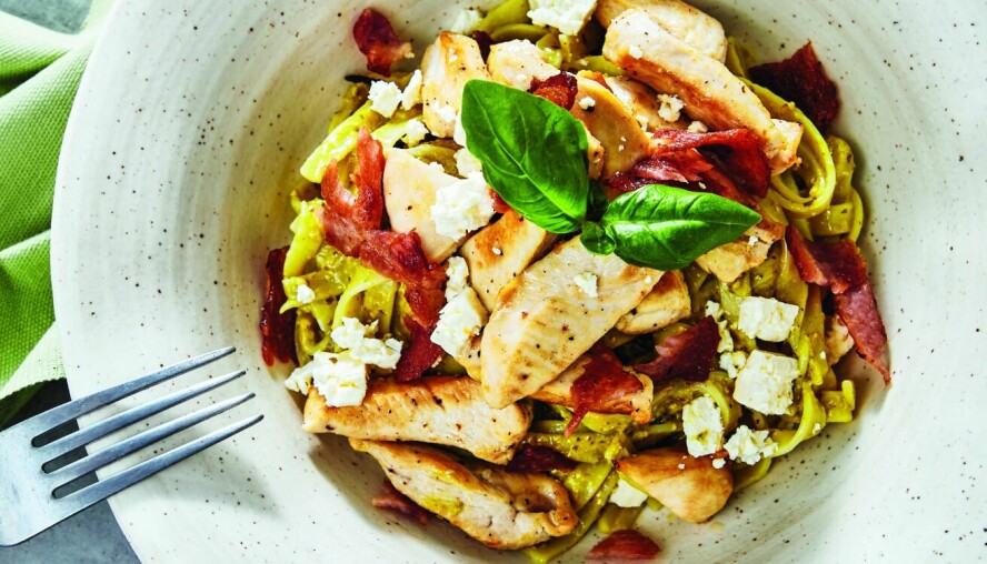 MIDDAG: Kremet pasta med fetaost, kylling og bacon .