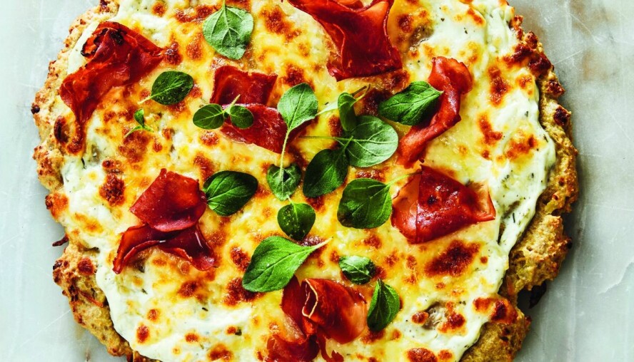 MIDDAG: Hvit pizza med spekeskinke.