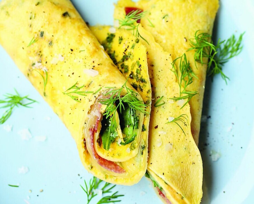 KVELDSMAT: Eggewrap med ost og fruktsalat.