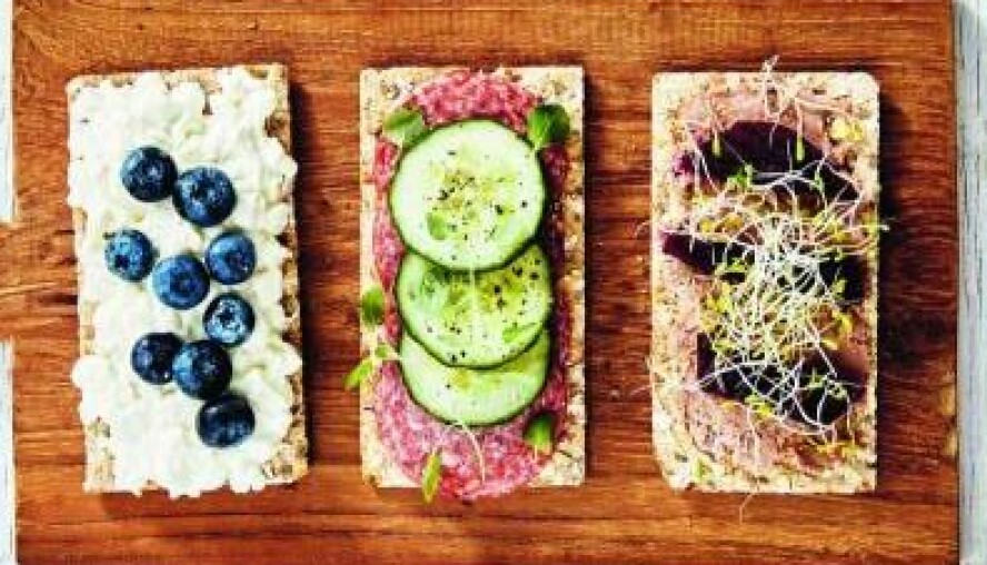 FROKOST: Knekkebrød med ost, salami og leverpostei.