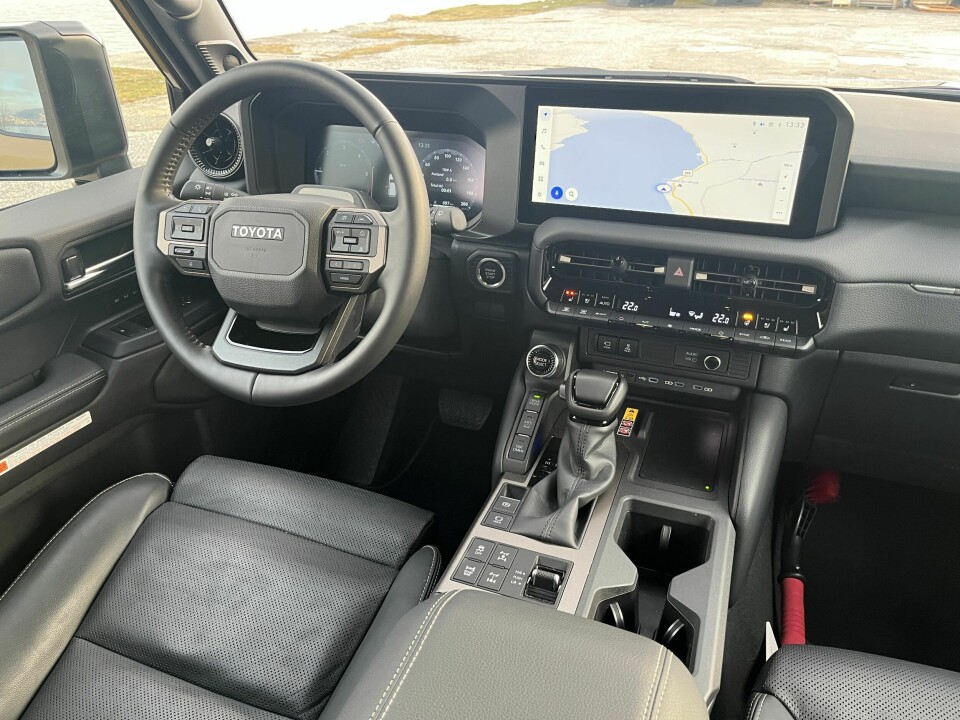 BRUKERVENNLIG: Store knapper og rikelig med 4x4-funksjoner som nedkjøringsassistent.