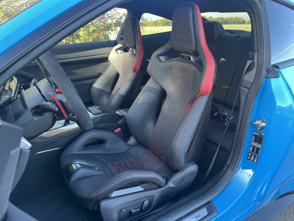 BØTTESETER: BMW M3 CS Touring kommer med de samme bøttesetene som M4 CS. De er sportsorienterte, men mer komfortable enn de kanskje ser ut.
