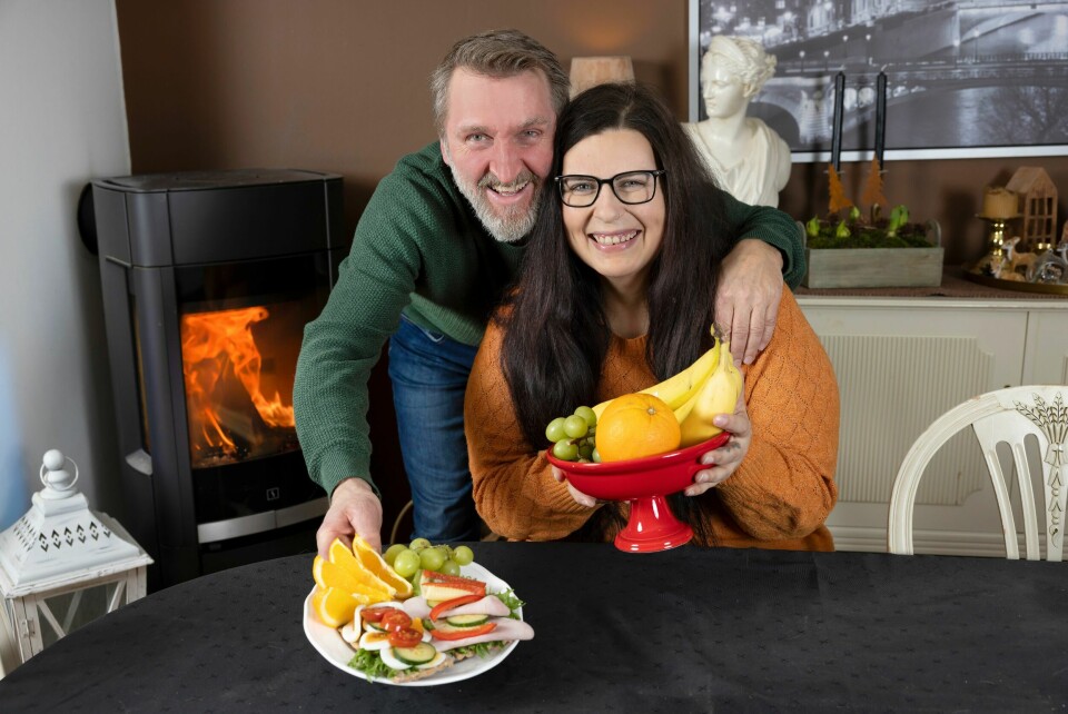 KOSESTUND: – Vær så god, kjære, her er kveldskosen, serverer Øivind sin kjære blid.