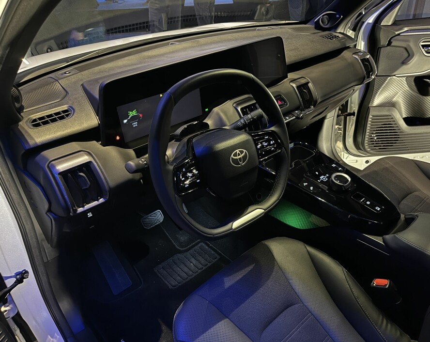 HAR BEHOLDT KNAPPER: Toyota har heldigvis valgt å utstyre førermiljøet med en del knapper for blant annet klimakontroll og kjøreprogrammer. Materialkvaliteten er slik det er rimelig å forvente av en relativt rimelig bil. Dessverre har Toyota – i likhet med mange av produsenter, valgt å belegge senterkonsollen med et stort stykke blank og hard plast. Av erfaring vet vi at dette materialet er som en magnet på fettflekker og riper.