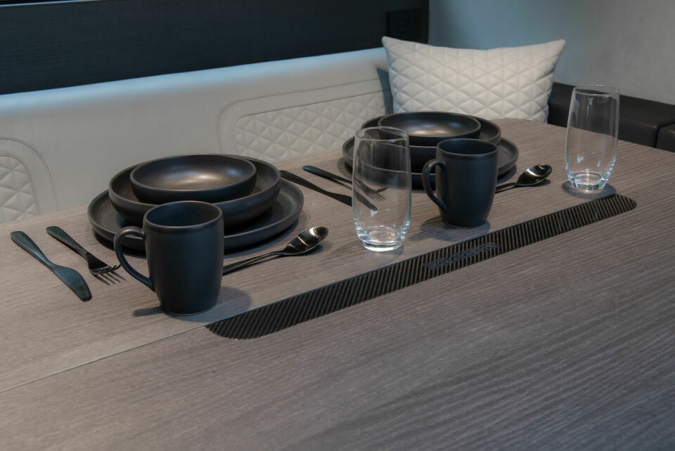 ØYE FOR DETALJER: Det sammenleggbare spisebordet er pyntet med karbondetaljer.