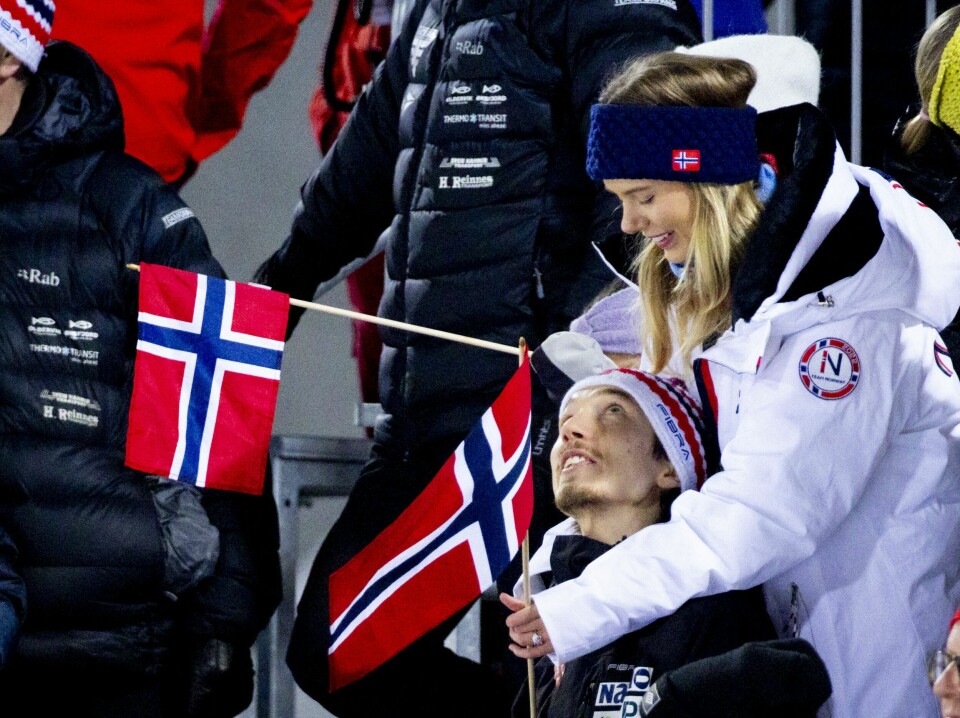 STØTTE: Kristin er stort sett alltid med når Johann skal i aksjon. – Jeg er veldig glad i å være med på hopprenn, sier Kristin til Her og Nå.