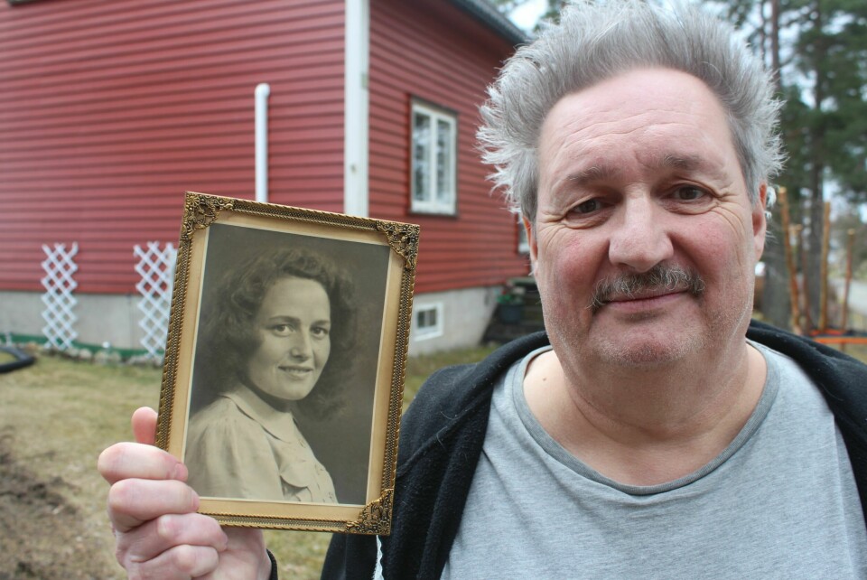 MORS HEMMELIGHET: Roy Vidar Bernhus med bilde av sin mor, angiversken Aud Maggi Andersen. Sønnen visste lite om morens fortid fra krigen i Norge, og først etter hennes død i august 2000 fikk han vite at hun var en av Norges mest forhatte kvinner – dømt til døden for sine ugjerninger under krigen.