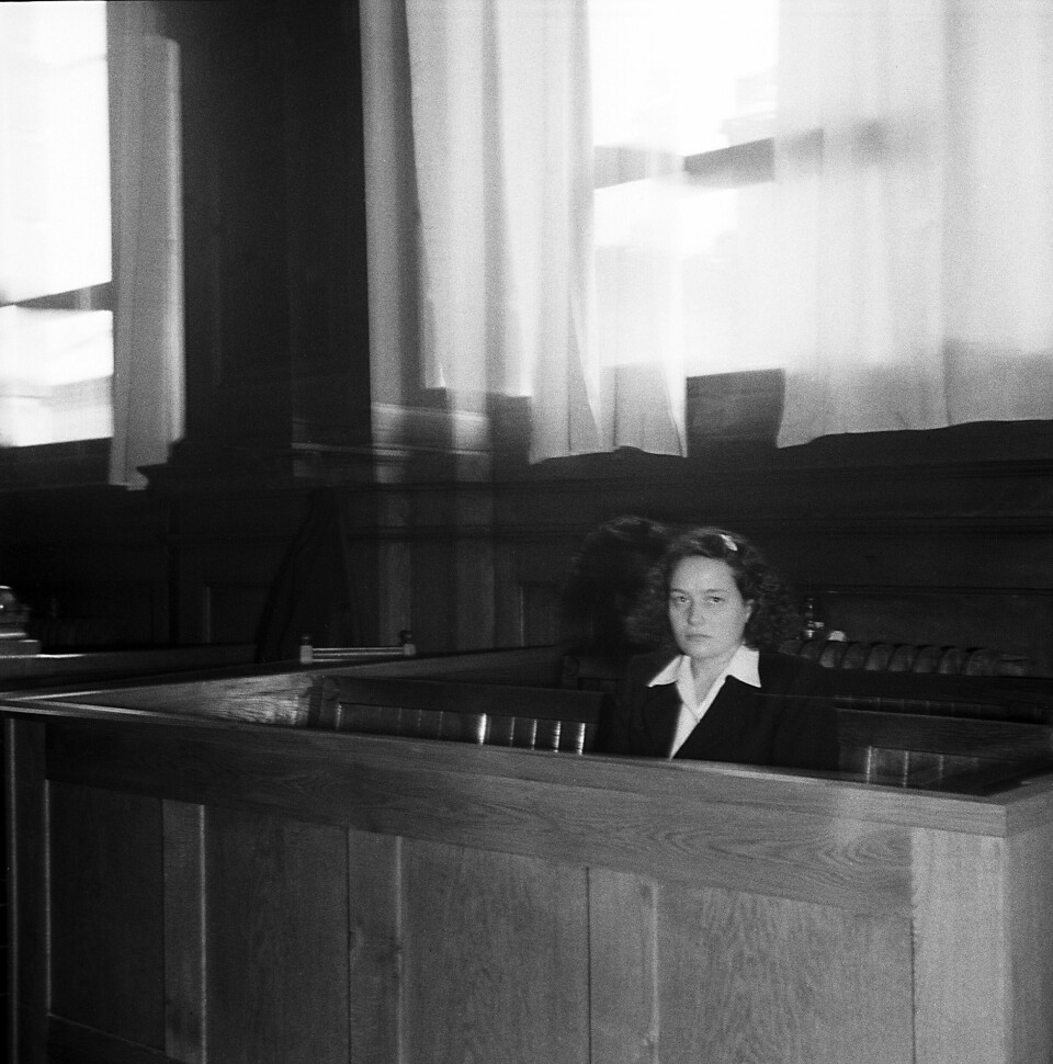 I RETTEN: Aud Maggi Andersen fotografert i rettssalen 26. februar 1946, hvor hun noen dager senere ble dømt til døden. Pussig nok ble dødsdommen straks omgjort til fengselsstraff. Sannsynligvis fordi hun var kvinne.