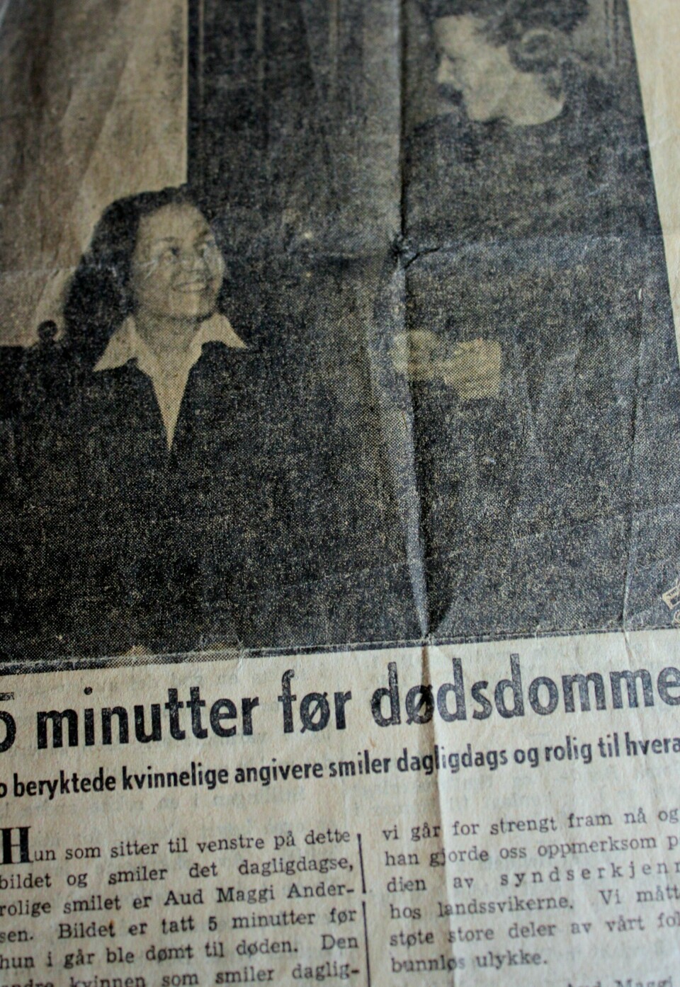 DOMMENS DAG: Aud Maggi (t.v.) og medtiltalte Martha Nielsen i retten i 1946. Tittelen i Arbeiderbladet var «5 minutter før dødsdommen».