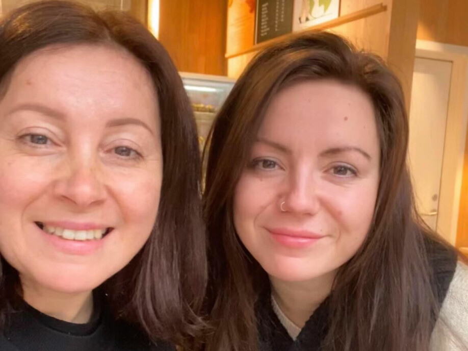 UNG MOR: Det er bare 17 år som skiller Cecilia og datteren Katrine i alder. Hun jobber ved morens advokatkontor.