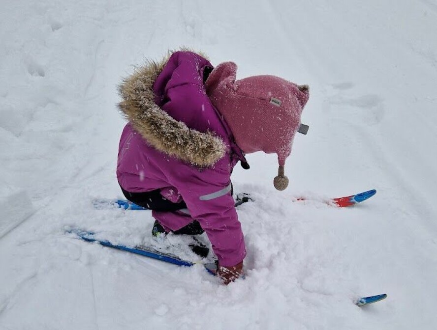 0,05 KM MED SKIBYTTE, OG SKIBYTTE, OG SKIBYTTE: Fjerdemann (3 år) gjennomgår vinteren 2025 sin opplæring i 'ski på beina' (nei, INGEN er født med dette, om noen skulle lure). Turene (om de kan kalles for det) har så langt først og fremst handlet om å ta av og på seg skiene hvert femte minutt, kun avbrutt av trassbyger mellom hver runde med 'skibytte'.