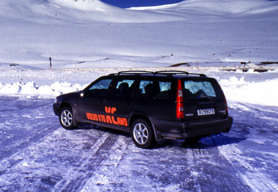 FØRSTE CROSS COUNTRY: Vi hadde gleden av å teste Volvo V70 XC AWD i lanseringsåret 1997. Den kom med en 2,5-liters, femsylindret bensinmotor med 193 hestekrefter og permanent firehjulsdrift med viskosekobling.