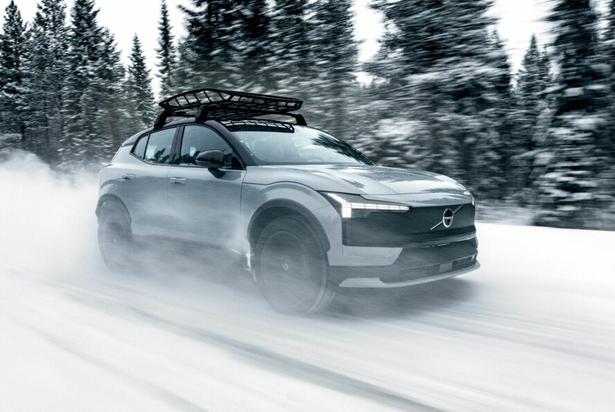 EX30 Cross Country er fra salgsstart kun tilgjengelig med utstyrsnivå Ultra og drivlinjen Twin Motor Performance. Takstativet med kurv er ekstrautstyr.