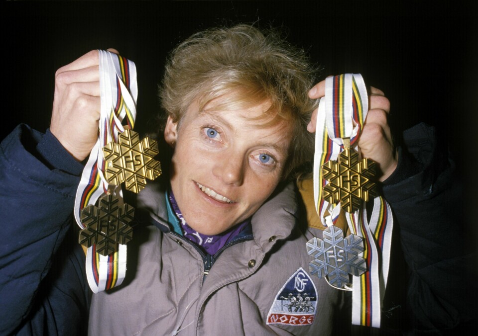 GULLJENTA: Anette Bøe var VM-dronningen i 1985. Her med sine fire medaljer fra VM i Seefeld.