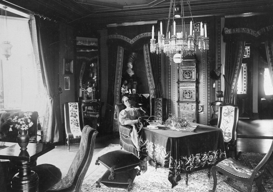 FREDSHUSET: Mange innen Norges elite samlet seg i Dikkas stue i huset for å diskutere fredssaken. Her har Dikka fått rom rundt seg til å hvile litt.