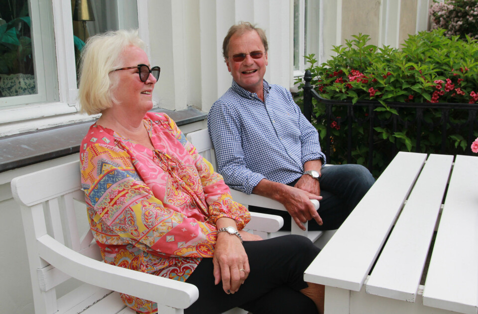 FØR OG NÅ: På Dikkas tid hadde Thorsø Herregård mange ansatte. Nå nyter Lise og Gustav Thorsø Mohr pensjonisttilværelsen på gården alene.