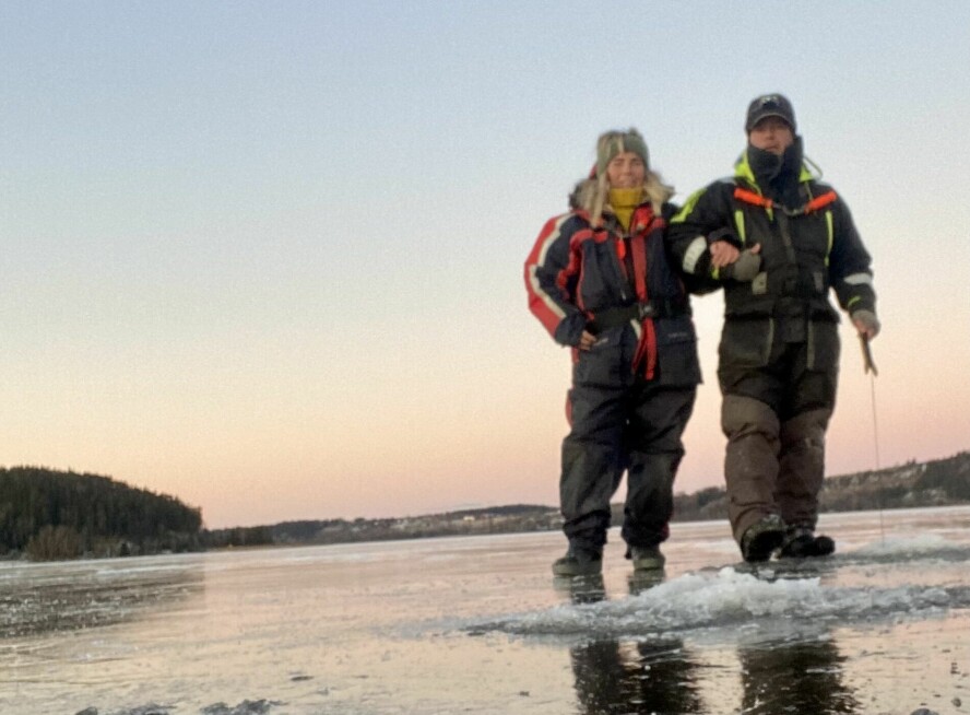 SAMBOERE: Jenny sammen med samboeren Moren. De levde i et avstandsforhold i ti år, men har nå tatt skrittet ut og blitt samboere i hjembyen Sarpsborg. De er begge glade i friluftsliv og driver gjerne isfiske sammen.