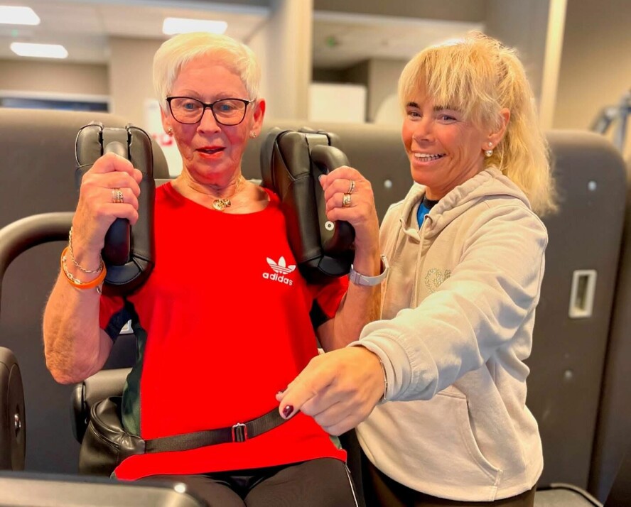 ALLE SKAL MED: Jenny brenner for jobben sn ved Sports Club Sarpsborg. Måler er at alle skal finne treningsglede og føle mestring uansett alder eller fysiske forutsetninger. Her veileder hun medlemmet Gunhild Elayne Thøgersen på 76 år.