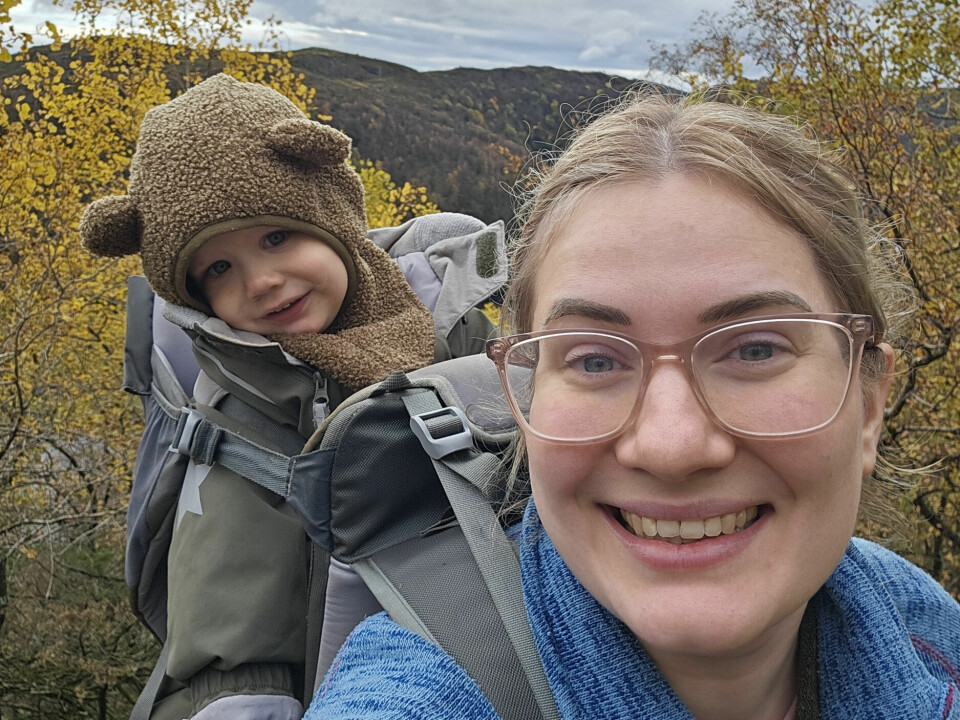 UT PÅ TUR: – Jeg er ofte ute på tur med barna og forsøker å gi dem de samme verdiene som jeg vokste opp med, sier Inger Marie, her med minstemann Theo i bæremeis.