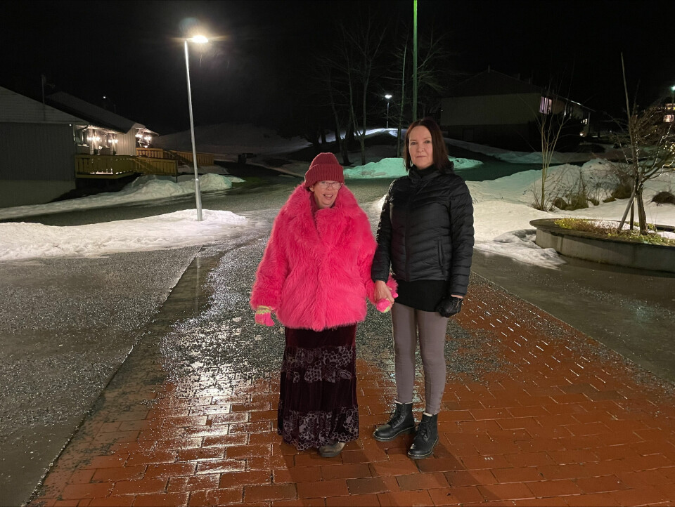 HÅND I HÅND: Laila har dårlig balanse og derfor går hun hånd i hånd med Aud.