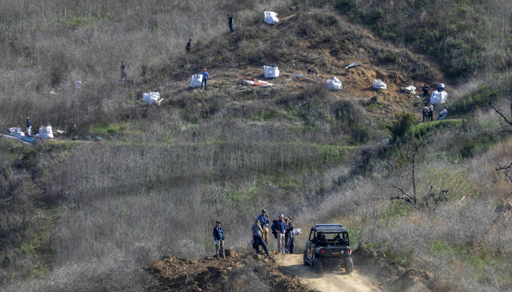 <b>FATAL HELIKOPTERTUR: </b>Åstedsgranskere undersøker området i Calabasas i California der helikopteret med basketstjernen Kobe Bryant om bord, styrtet 28. januar 2020. Bryant, hans datter og syv andre mistet livet i ulykken.