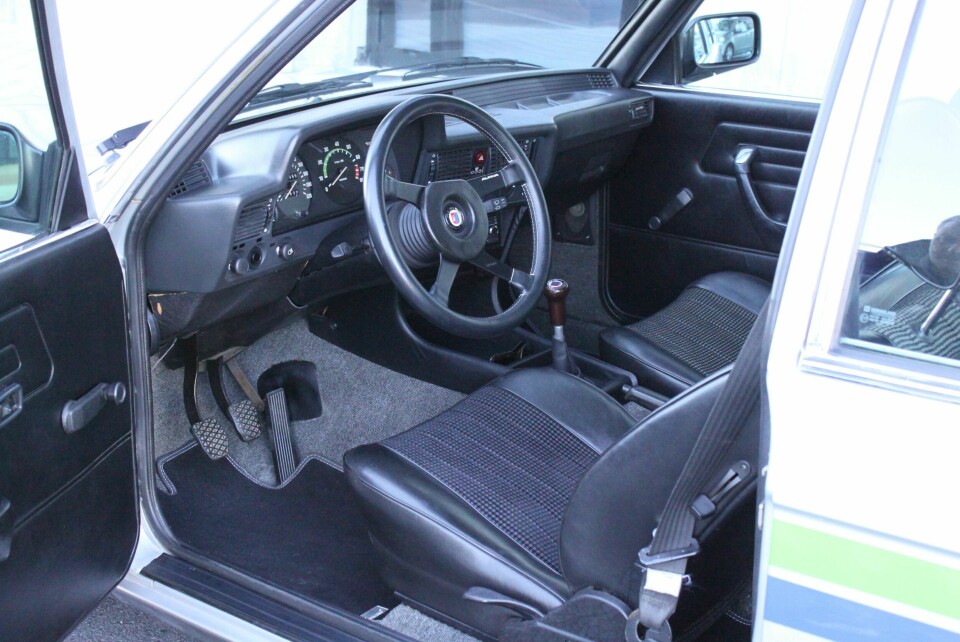 VELKOMMEN INN: Dype stoler kledd i stoff og vinyl. Alpina-ratt og girspak er på plass, men Alpina-setetrekk mangler.