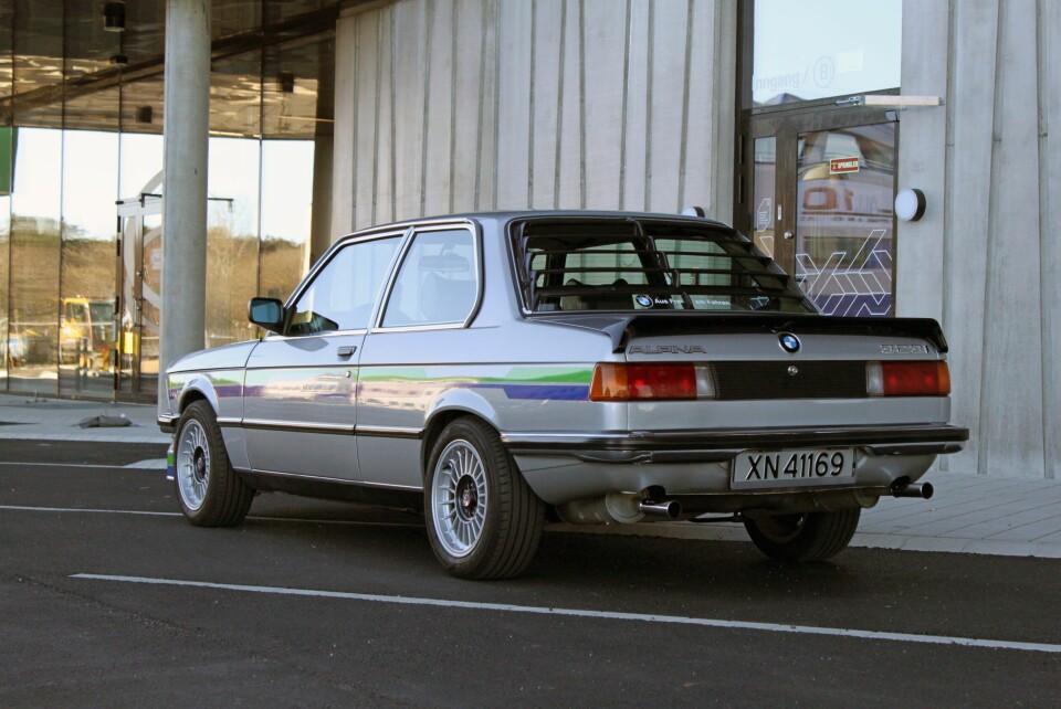 NÅR ENDEN ER GOD: Hekkspoiler og laksetrapp hører med til epoken. Doble eksosrør er originalt tilhørende 323i, faktisk. Lydbildet er aldeles nydelig.