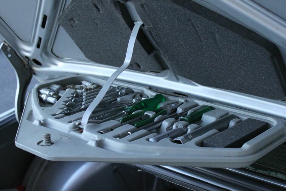 VERKTØY PÅ BOKS: I koffertlokket finnes en egen liten verktøykasse med det aller nødvendigste av verktøy.