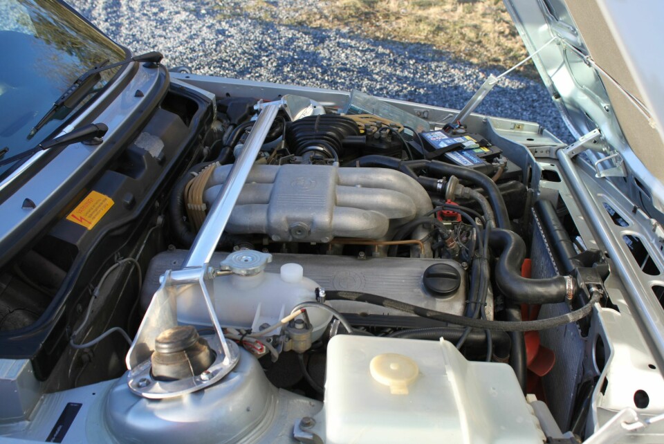 HJERTET: M20B23 motoren med sine seks sylindre på rekke. På Alpina B6 er batteriet plassert i bagasjerommet av plasshensyn. På C1 og 323i får det bli i motorrommet.