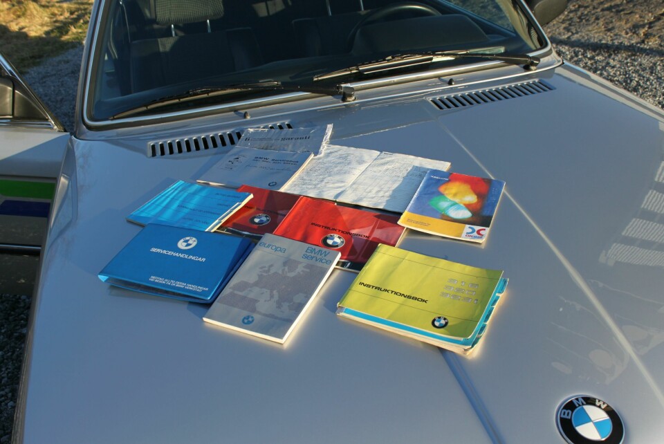 FAKTASJEKK: Her ligger det meste av dokumentasjon fra da bilen var ny, og opp gjennom et langt liv.