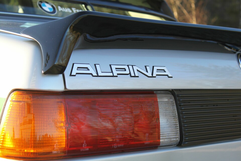 EMBLEM II: Når en først skal skryte, har vi vondt for å tro at det kan gjøres bedre enn med «Alpina» på bakluka.