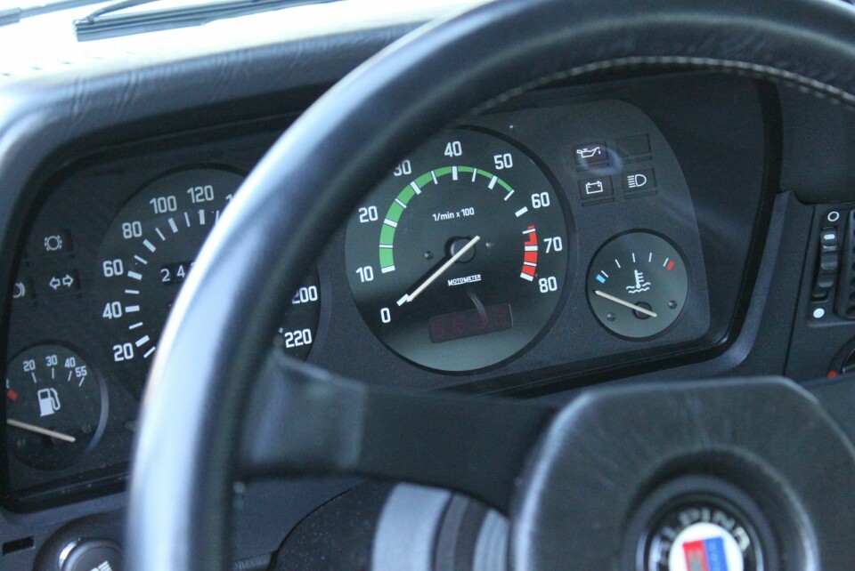 ØKONOMISK: Turteller med «økono-meter» – Jo lavere turtall, dess grønnere (mer økonomisk) kjører du.