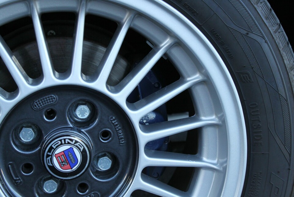 TURBINER OG BLÅFARGE: Turbinfelgene er originale Alpina-felger med korrekt senterkopp. Legg merke til blå kaliper.