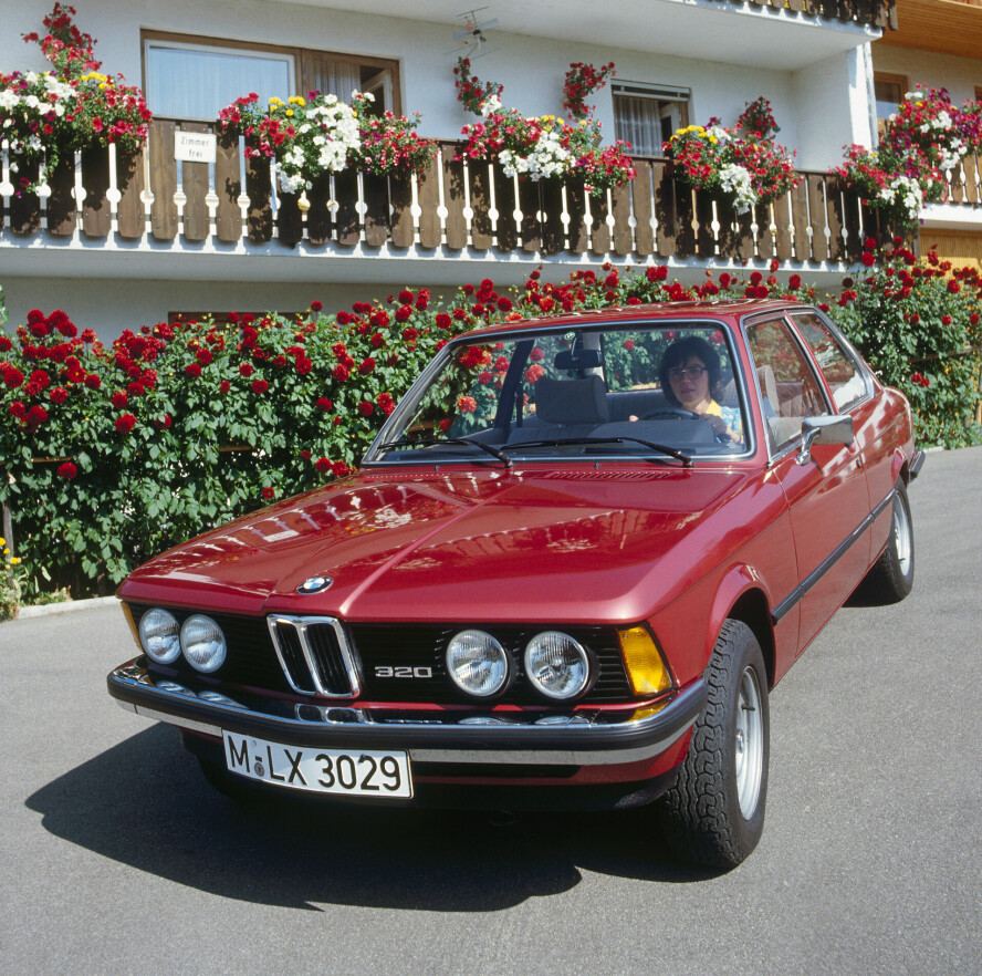 DOBLE LYKTER: 316 og 318 hadde enkle hovedlykter, mens 320 hadde doble hovedlys.