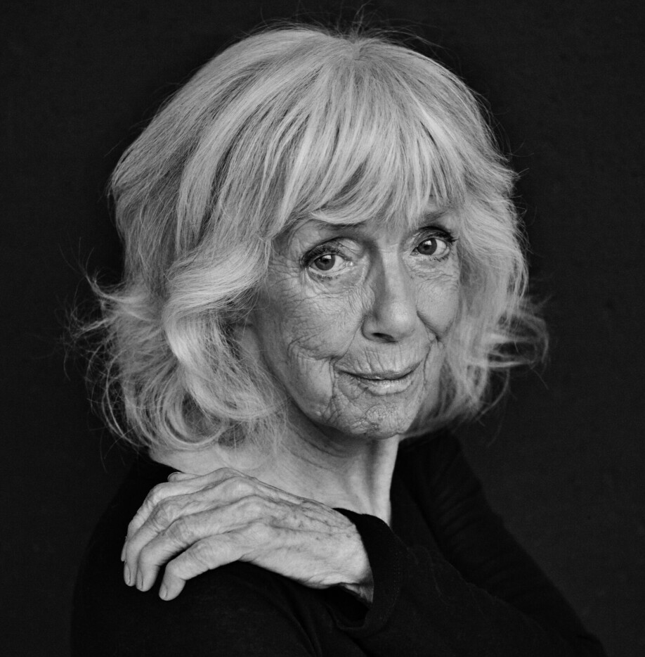 FORTSATT AKTIV: Den danske skuespilleren og historiefortelleren Vigga Bro er 87 år og fortsatt aktiv. – Jeg kommer fra en familie som var historiefortellere, men man kunne ikke være profesjonell historieforteller da jeg var ung, så derfor ble jeg skuespiller, sier hun.